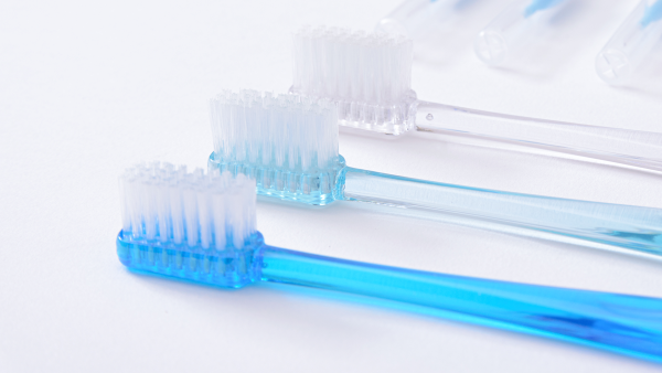 毎日使う歯ブラシのお手入れにGSE水溶液(グレープフルーツ種子抽出物と水だけが成分)の除菌抗菌剤を使う安心感と利点。